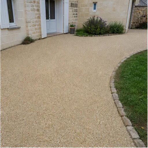 Exemple de cour terminée en bicouche clair devant une maison en pierre